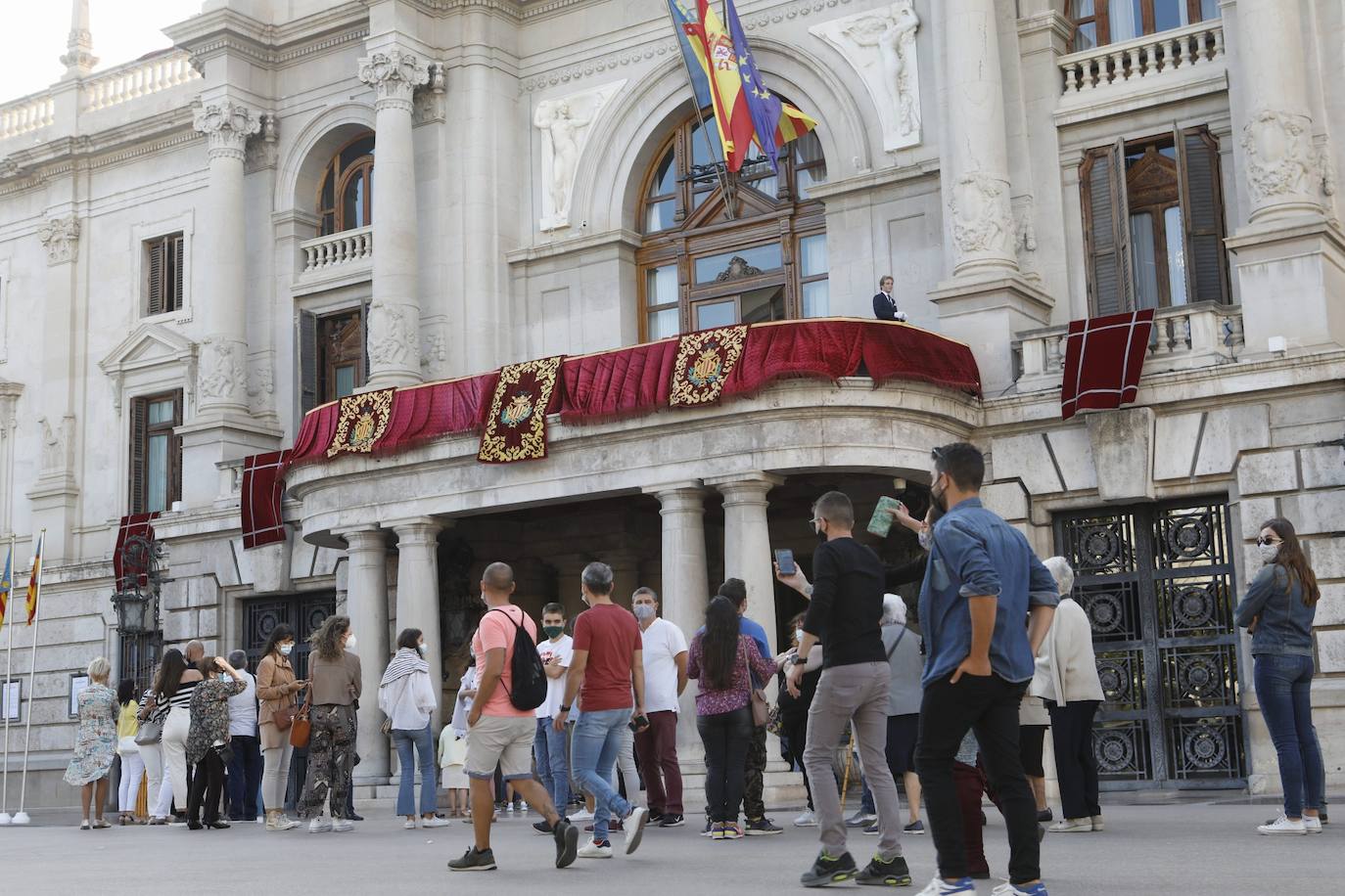 La Comunitat Valenciana celebra su día grande con muchas diferencias respecto a años anteriores: este 9 d'Octubre está marcado por la pandemia del coronavirus. A pesar de ello, se han realizado los actos institucionales en el Palau de la Generalitat y el Ayuntamiento, el 'Te Deum' en la Catedral e incluso los músicos han puesto acordes al 9 d'Octubre desde las calles y los balcones. 