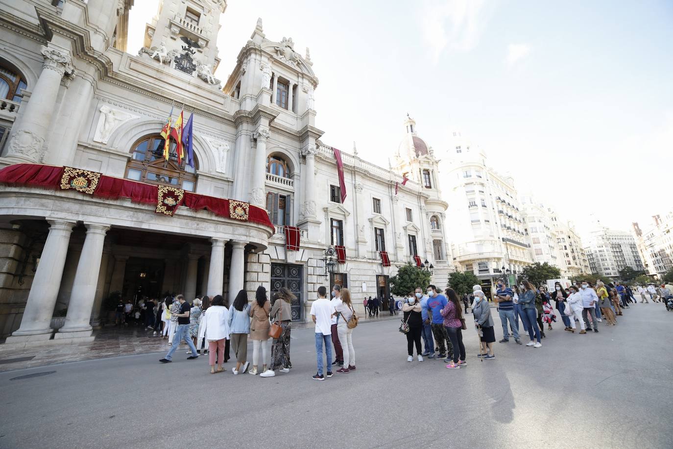 La Comunitat Valenciana celebra su día grande con muchas diferencias respecto a años anteriores: este 9 d'Octubre está marcado por la pandemia del coronavirus. A pesar de ello, se han realizado los actos institucionales en el Palau de la Generalitat y el Ayuntamiento, el 'Te Deum' en la Catedral e incluso los músicos han puesto acordes al 9 d'Octubre desde las calles y los balcones. 