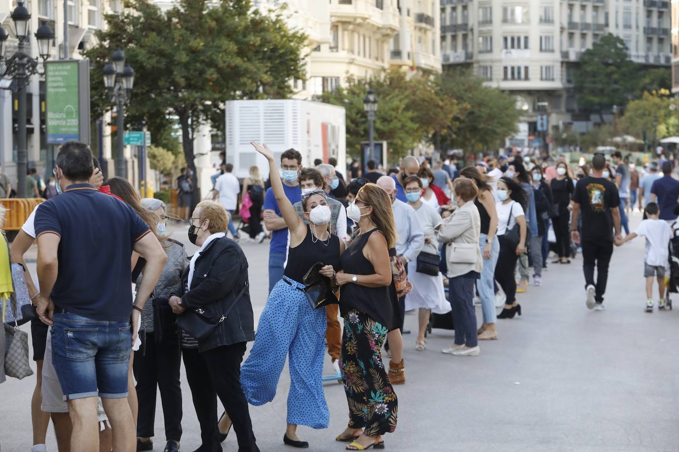 La Comunitat Valenciana celebra su día grande con muchas diferencias respecto a años anteriores: este 9 d'Octubre está marcado por la pandemia del coronavirus. A pesar de ello, se han realizado los actos institucionales en el Palau de la Generalitat y el Ayuntamiento, el 'Te Deum' en la Catedral e incluso los músicos han puesto acordes al 9 d'Octubre desde las calles y los balcones. 