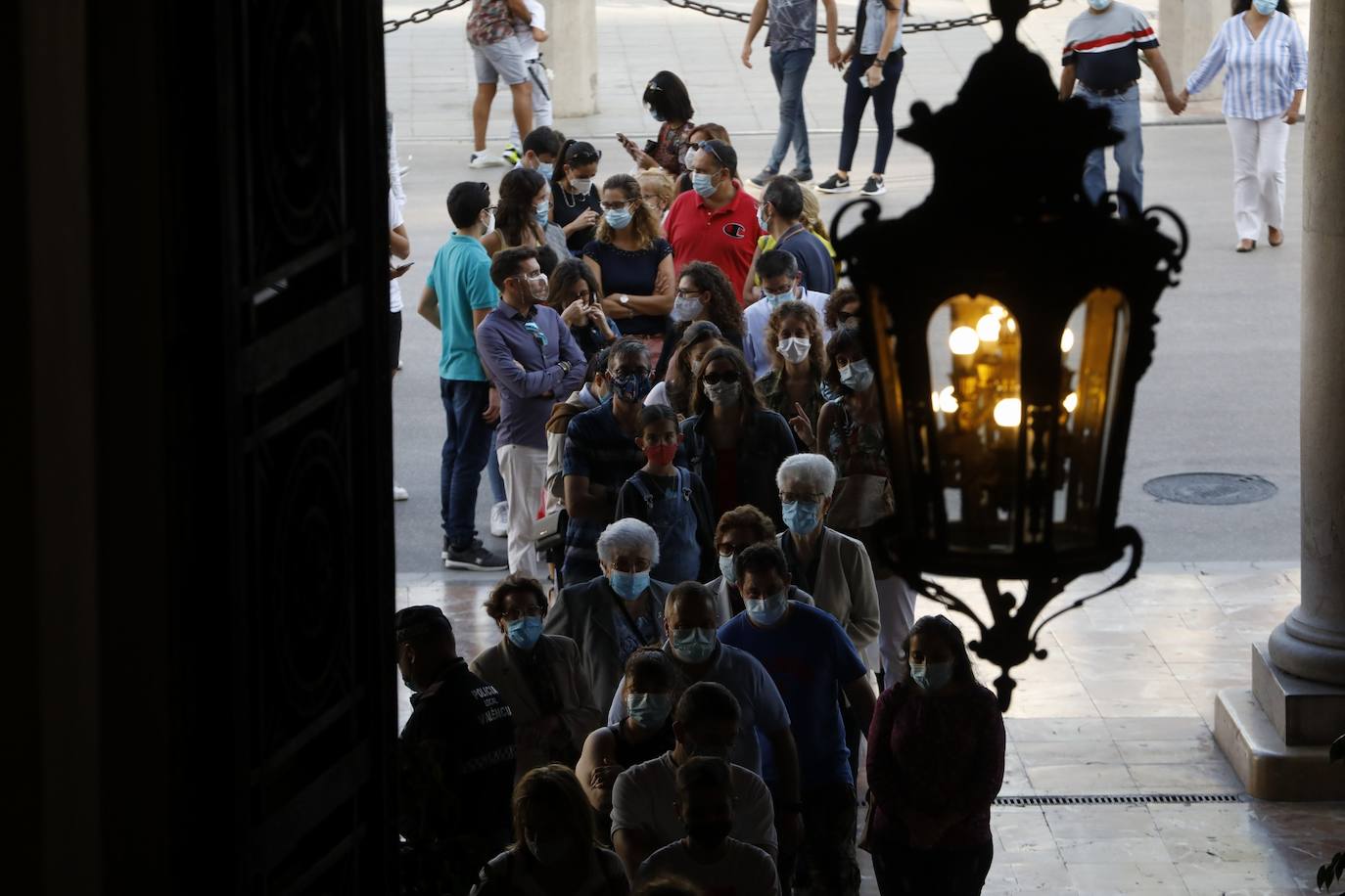 La Comunitat Valenciana celebra su día grande con muchas diferencias respecto a años anteriores: este 9 d'Octubre está marcado por la pandemia del coronavirus. A pesar de ello, se han realizado los actos institucionales en el Palau de la Generalitat y el Ayuntamiento, el 'Te Deum' en la Catedral e incluso los músicos han puesto acordes al 9 d'Octubre desde las calles y los balcones. 