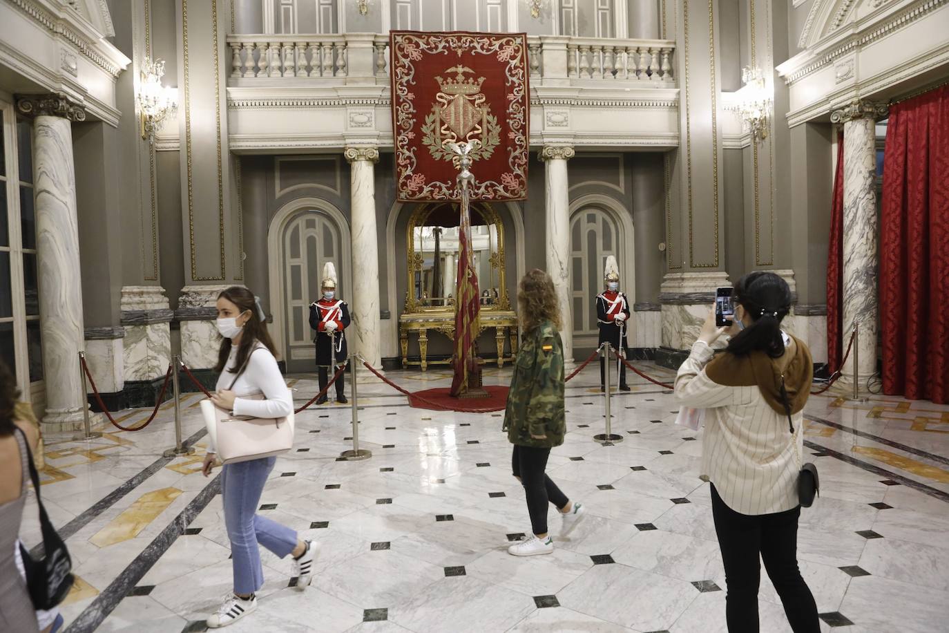 La Comunitat Valenciana celebra su día grande con muchas diferencias respecto a años anteriores: este 9 d'Octubre está marcado por la pandemia del coronavirus. A pesar de ello, se han realizado los actos institucionales en el Palau de la Generalitat y el Ayuntamiento, el 'Te Deum' en la Catedral e incluso los músicos han puesto acordes al 9 d'Octubre desde las calles y los balcones. 