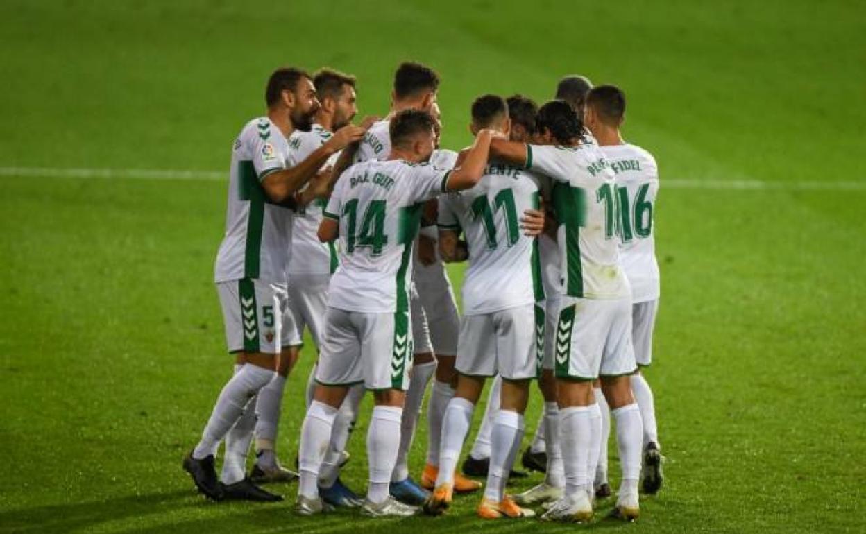 Los jugadores del Elche durante un partido de liga. 