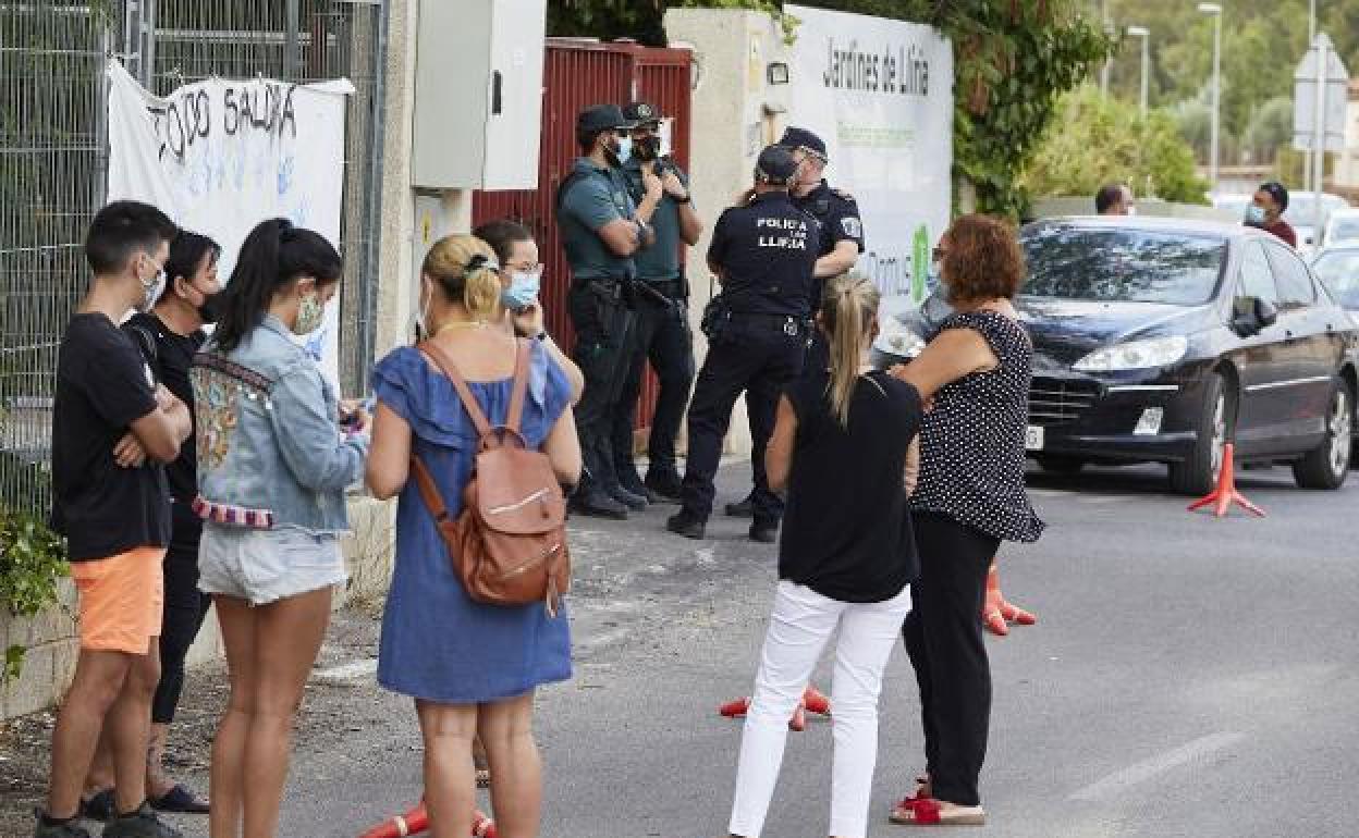 Agentes de la Policía Local y la Guardia Civil custodian la entrada de la residencia de Llíria, en una imagen de archivo.