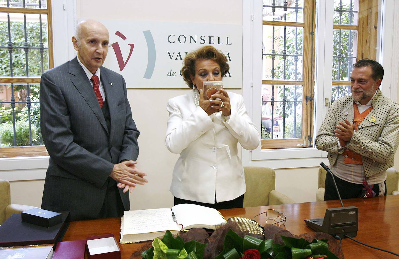 La actriz y cantante andaluza ha disfrutado de las fiestas valencianas en dos ocasiones, como fallera mayor de la Falla Plaza del Ángel en 1958 y en 2008 como fallera de honor de Na Jordana