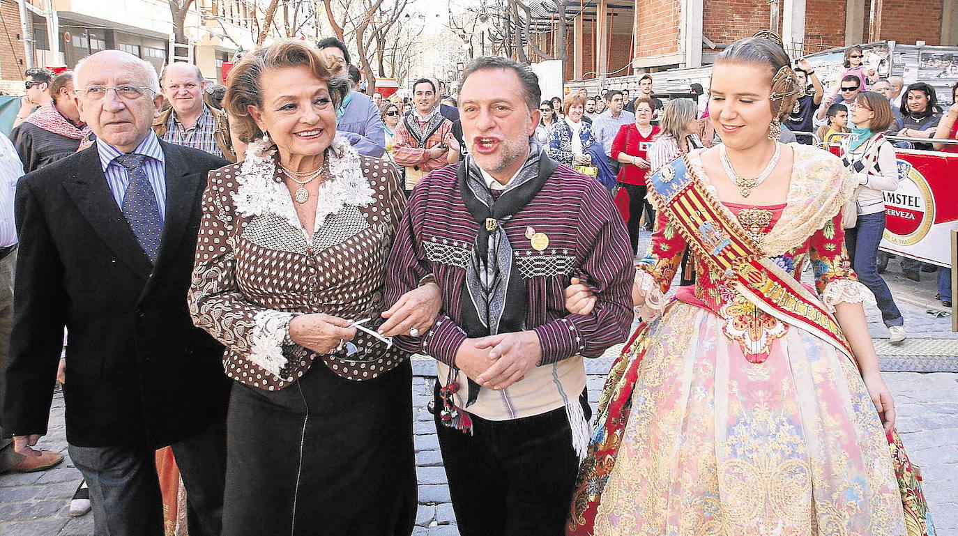 La actriz y cantante andaluza ha disfrutado de las fiestas valencianas en dos ocasiones, como fallera mayor de la Falla Plaza del Ángel en 1958 y en 2008 como fallera de honor de Na Jordana