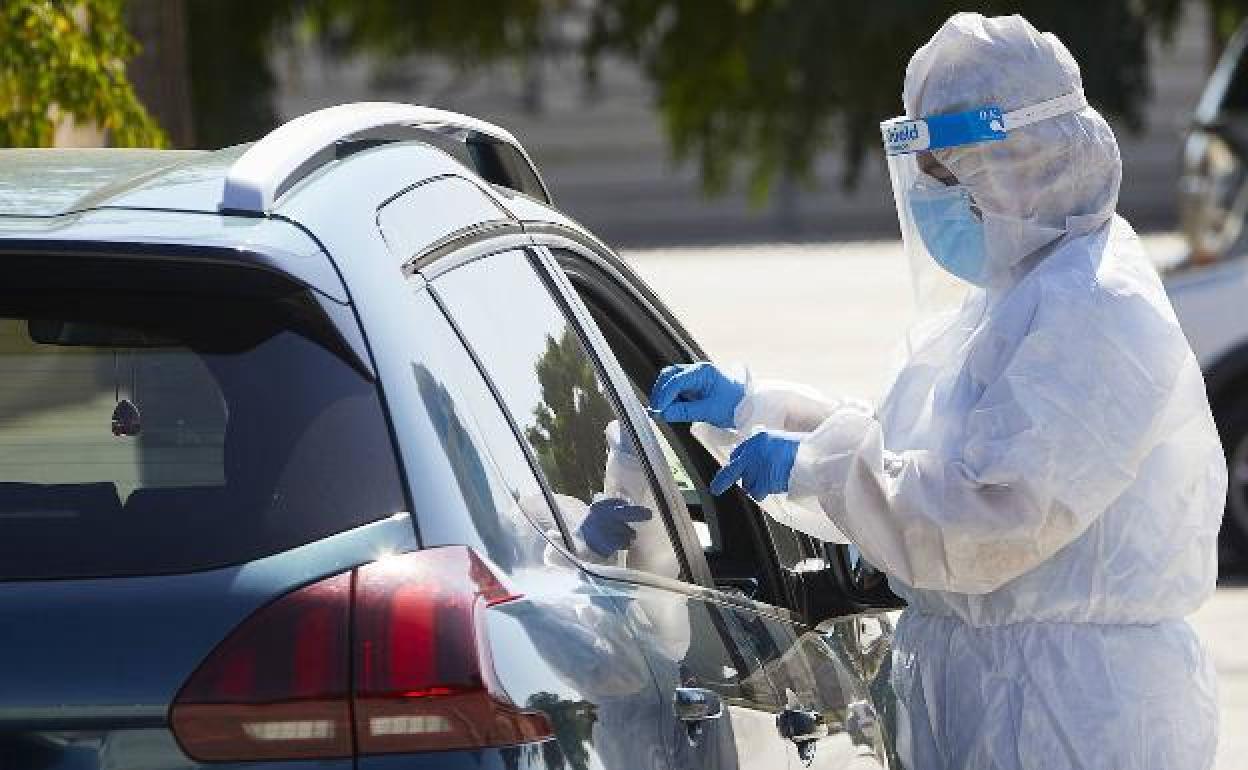 Personal sanitario recoge muestras de posibles contagiados en el hospital de campaña de La Fe