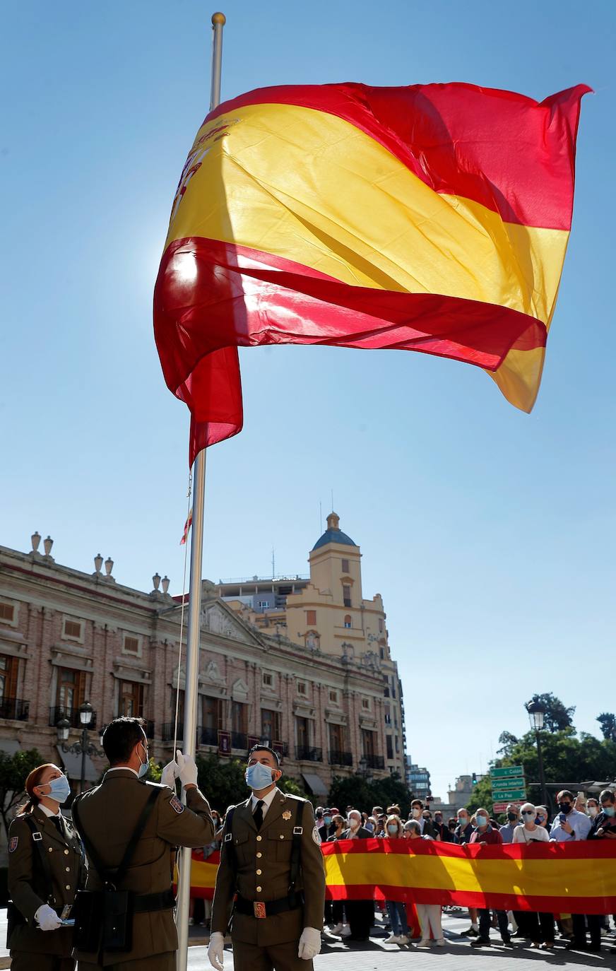 El Cuartel General Terrestre de Alta Disponibilidad y de Despliegue Rápido de la OTAN ha celebrado este lunes el Día de la Fiesta Nacional en su sede del Acuartelamiento Santo Domingo, antigua Capitanía General de Valencia. Este año, debido a la pandemia de coronavirus, el acto ha transcurrido con restricciones de acceso y entre medidas de seguridad. 