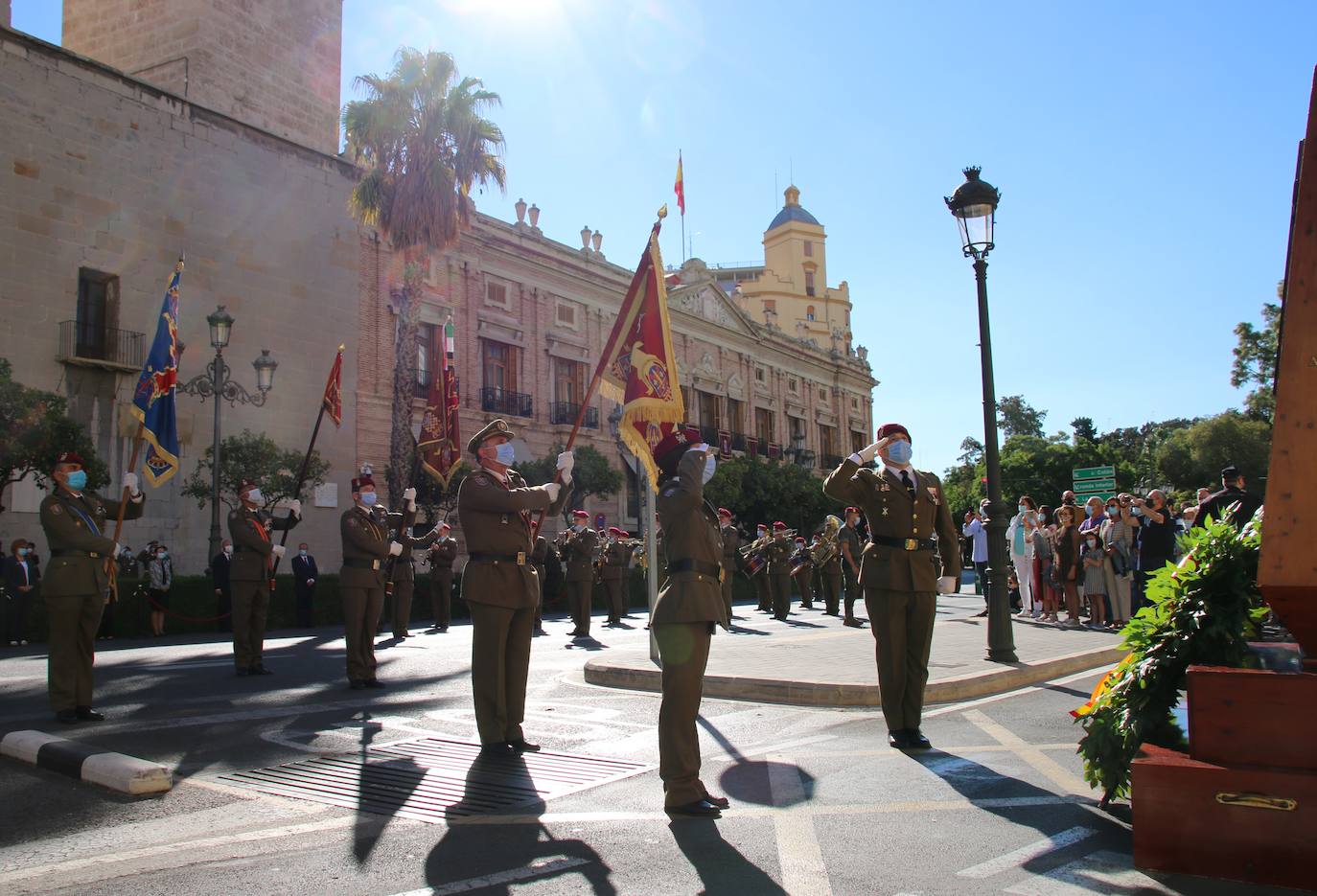 El Cuartel General Terrestre de Alta Disponibilidad y de Despliegue Rápido de la OTAN ha celebrado este lunes el Día de la Fiesta Nacional en su sede del Acuartelamiento Santo Domingo, antigua Capitanía General de Valencia. Este año, debido a la pandemia de coronavirus, el acto ha transcurrido con restricciones de acceso y entre medidas de seguridad. 