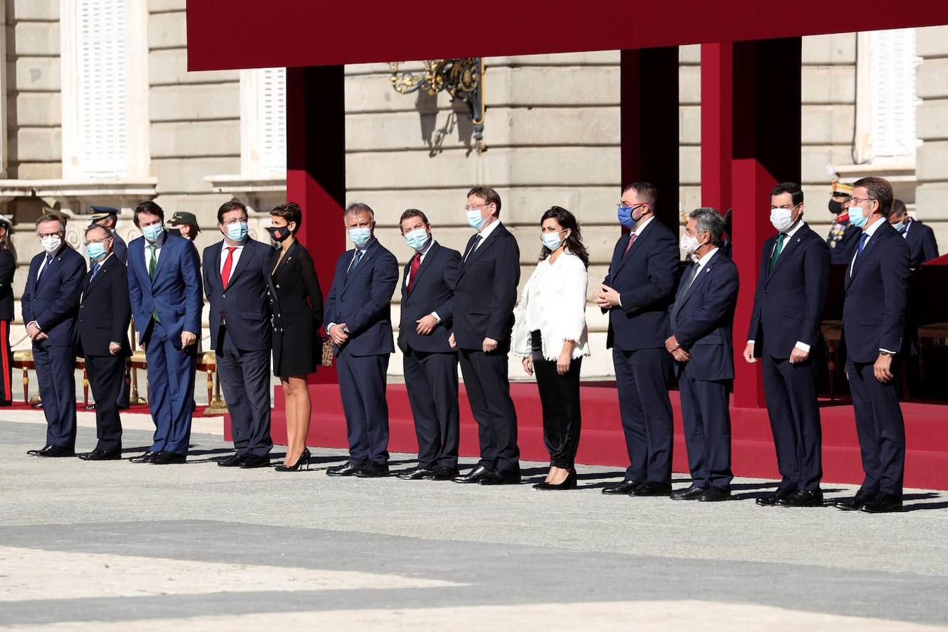 El acto del Día de la Fiesta Nacional, presidido por los reyes, se celebra en la plaza de la Armería del Palacio Real de Madrid. Felipe VI, la reina Letizia, la princesa Leonor y la infanta Sofía han sido recibidos por el presidente del Gobierno, Pedro Sánchez. En la plaza se encontraban todos los integrantes del Ejecutivo, salvo la titular de Exteriores, Arancha González Laya, incluido el vicepresidente segundo, Pablo Iglesias (que nunca había acudido a esta celebración) y el resto de ministros de Podemos. No ha faltado el presidente de la Comunitat, Ximo Puig, ni la de la Comunidad de Madrid, Isabel Díaz Ayuso