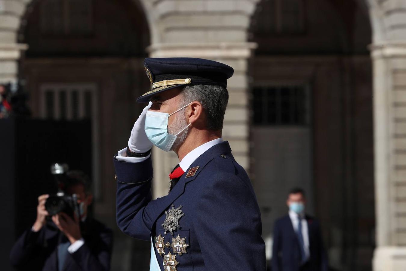 El acto del Día de la Fiesta Nacional, presidido por los reyes, se celebra en la plaza de la Armería del Palacio Real de Madrid. Felipe VI, la reina Letizia, la princesa Leonor y la infanta Sofía han sido recibidos por el presidente del Gobierno, Pedro Sánchez. En la plaza se encontraban todos los integrantes del Ejecutivo, salvo la titular de Exteriores, Arancha González Laya, incluido el vicepresidente segundo, Pablo Iglesias (que nunca había acudido a esta celebración) y el resto de ministros de Podemos. No ha faltado el presidente de la Comunitat, Ximo Puig, ni la de la Comunidad de Madrid, Isabel Díaz Ayuso