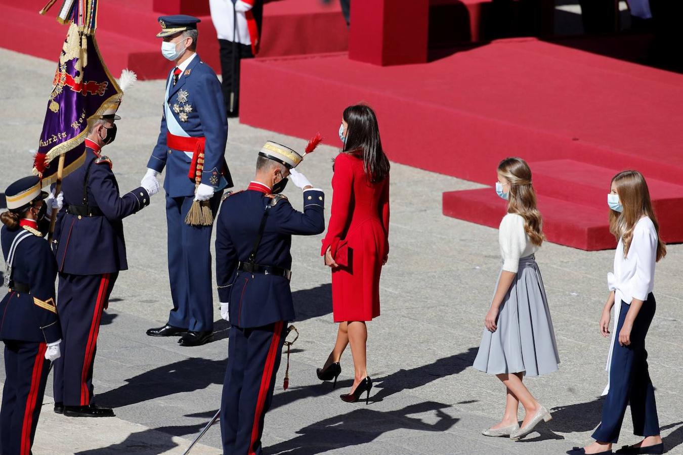 El acto del Día de la Fiesta Nacional, presidido por los reyes, se celebra en la plaza de la Armería del Palacio Real de Madrid. Felipe VI, la reina Letizia, la princesa Leonor y la infanta Sofía han sido recibidos por el presidente del Gobierno, Pedro Sánchez. En la plaza se encontraban todos los integrantes del Ejecutivo, salvo la titular de Exteriores, Arancha González Laya, incluido el vicepresidente segundo, Pablo Iglesias (que nunca había acudido a esta celebración) y el resto de ministros de Podemos. No ha faltado el presidente de la Comunitat, Ximo Puig, ni la de la Comunidad de Madrid, Isabel Díaz Ayuso