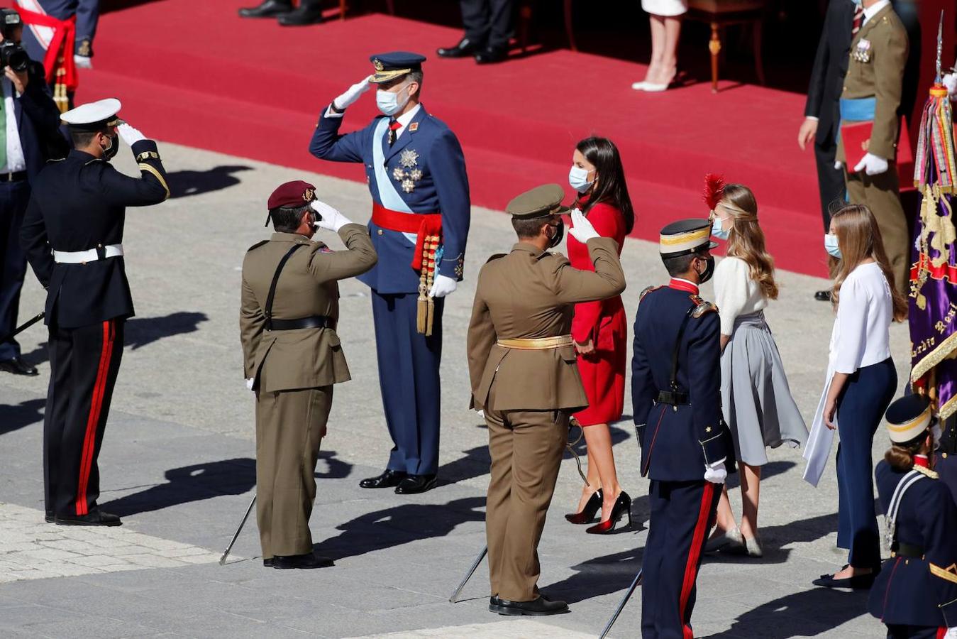 El acto del Día de la Fiesta Nacional, presidido por los reyes, se celebra en la plaza de la Armería del Palacio Real de Madrid. Felipe VI, la reina Letizia, la princesa Leonor y la infanta Sofía han sido recibidos por el presidente del Gobierno, Pedro Sánchez. En la plaza se encontraban todos los integrantes del Ejecutivo, salvo la titular de Exteriores, Arancha González Laya, incluido el vicepresidente segundo, Pablo Iglesias (que nunca había acudido a esta celebración) y el resto de ministros de Podemos. No ha faltado el presidente de la Comunitat, Ximo Puig, ni la de la Comunidad de Madrid, Isabel Díaz Ayuso