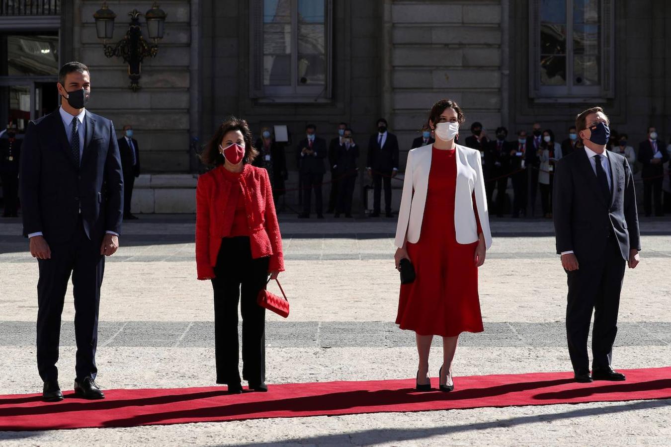 El acto del Día de la Fiesta Nacional, presidido por los reyes, se celebra en la plaza de la Armería del Palacio Real de Madrid. Felipe VI, la reina Letizia, la princesa Leonor y la infanta Sofía han sido recibidos por el presidente del Gobierno, Pedro Sánchez. En la plaza se encontraban todos los integrantes del Ejecutivo, salvo la titular de Exteriores, Arancha González Laya, incluido el vicepresidente segundo, Pablo Iglesias (que nunca había acudido a esta celebración) y el resto de ministros de Podemos. No ha faltado el presidente de la Comunitat, Ximo Puig, ni la de la Comunidad de Madrid, Isabel Díaz Ayuso