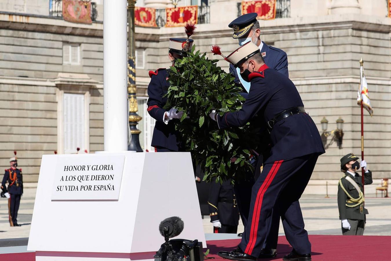 El acto del Día de la Fiesta Nacional, presidido por los reyes, se celebra en la plaza de la Armería del Palacio Real de Madrid. Felipe VI, la reina Letizia, la princesa Leonor y la infanta Sofía han sido recibidos por el presidente del Gobierno, Pedro Sánchez. En la plaza se encontraban todos los integrantes del Ejecutivo, salvo la titular de Exteriores, Arancha González Laya, incluido el vicepresidente segundo, Pablo Iglesias (que nunca había acudido a esta celebración) y el resto de ministros de Podemos. No ha faltado el presidente de la Comunitat, Ximo Puig, ni la de la Comunidad de Madrid, Isabel Díaz Ayuso