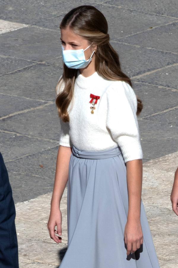 El acto del Día de la Fiesta Nacional, presidido por los reyes, se celebra en la plaza de la Armería del Palacio Real de Madrid. Felipe VI, la reina Letizia, la princesa Leonor y la infanta Sofía han sido recibidos por el presidente del Gobierno, Pedro Sánchez. En la plaza se encontraban todos los integrantes del Ejecutivo, salvo la titular de Exteriores, Arancha González Laya, incluido el vicepresidente segundo, Pablo Iglesias (que nunca había acudido a esta celebración) y el resto de ministros de Podemos. No ha faltado el presidente de la Comunitat, Ximo Puig, ni la de la Comunidad de Madrid, Isabel Díaz Ayuso