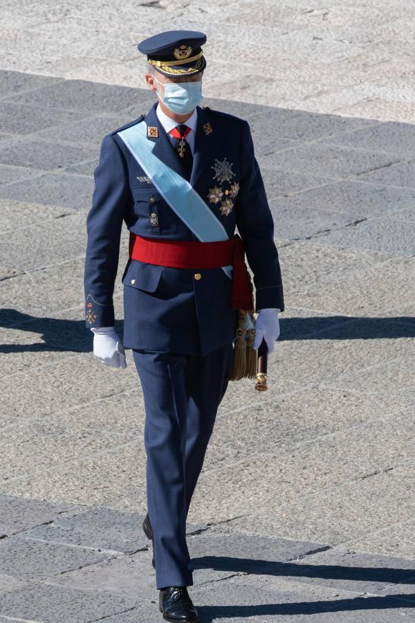 El acto del Día de la Fiesta Nacional, presidido por los reyes, se celebra en la plaza de la Armería del Palacio Real de Madrid. Felipe VI, la reina Letizia, la princesa Leonor y la infanta Sofía han sido recibidos por el presidente del Gobierno, Pedro Sánchez. En la plaza se encontraban todos los integrantes del Ejecutivo, salvo la titular de Exteriores, Arancha González Laya, incluido el vicepresidente segundo, Pablo Iglesias (que nunca había acudido a esta celebración) y el resto de ministros de Podemos. No ha faltado el presidente de la Comunitat, Ximo Puig, ni la de la Comunidad de Madrid, Isabel Díaz Ayuso