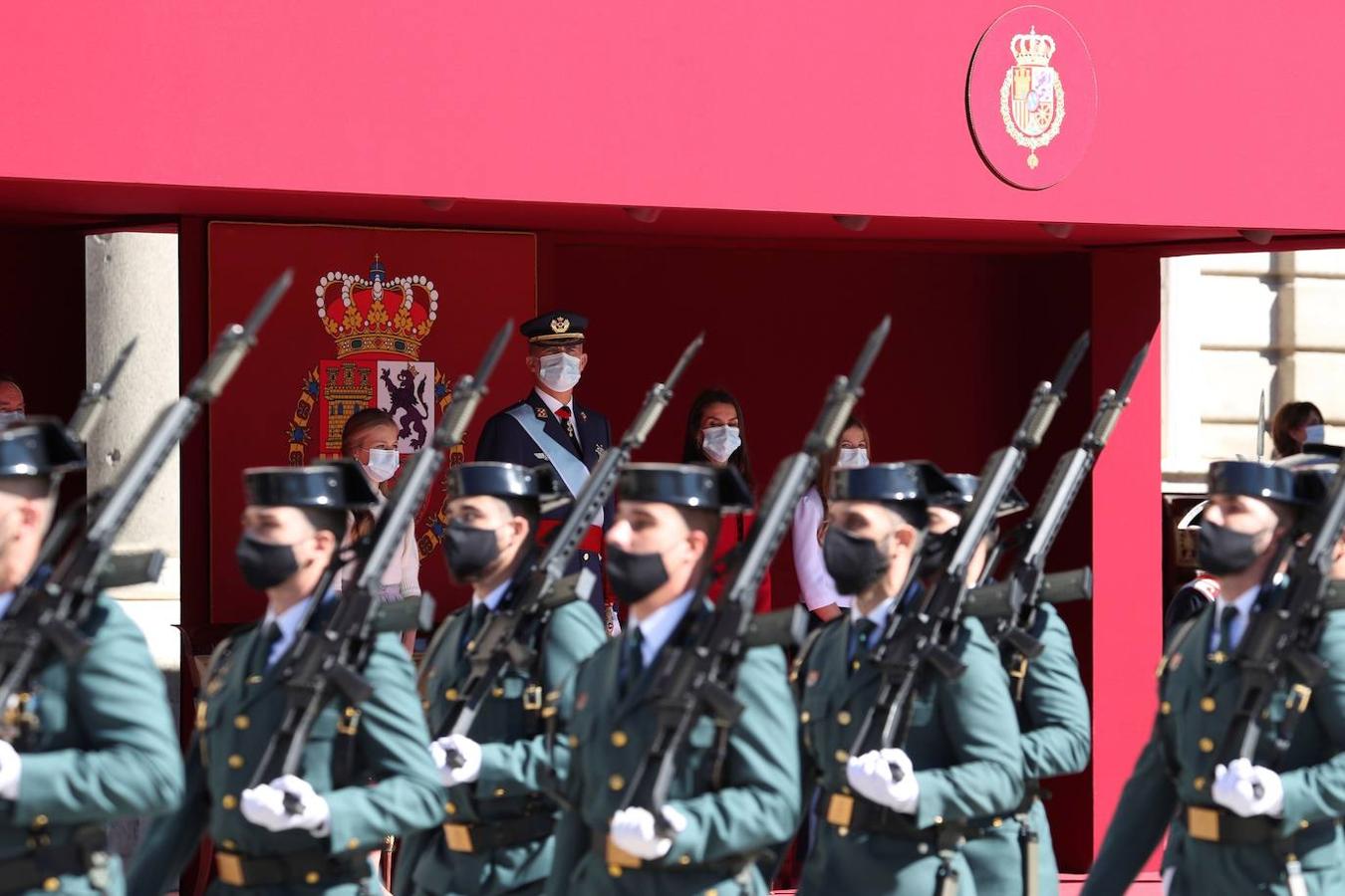 El acto del Día de la Fiesta Nacional, presidido por los reyes, se celebra en la plaza de la Armería del Palacio Real de Madrid. Felipe VI, la reina Letizia, la princesa Leonor y la infanta Sofía han sido recibidos por el presidente del Gobierno, Pedro Sánchez. En la plaza se encontraban todos los integrantes del Ejecutivo, salvo la titular de Exteriores, Arancha González Laya, incluido el vicepresidente segundo, Pablo Iglesias (que nunca había acudido a esta celebración) y el resto de ministros de Podemos. No ha faltado el presidente de la Comunitat, Ximo Puig, ni la de la Comunidad de Madrid, Isabel Díaz Ayuso