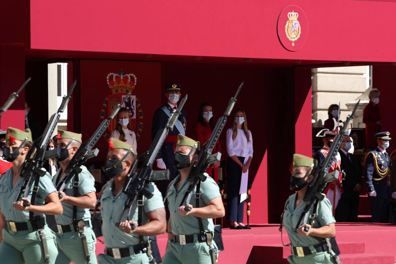 El acto del Día de la Fiesta Nacional, presidido por los reyes, se celebra en la plaza de la Armería del Palacio Real de Madrid. Felipe VI, la reina Letizia, la princesa Leonor y la infanta Sofía han sido recibidos por el presidente del Gobierno, Pedro Sánchez. En la plaza se encontraban todos los integrantes del Ejecutivo, salvo la titular de Exteriores, Arancha González Laya, incluido el vicepresidente segundo, Pablo Iglesias (que nunca había acudido a esta celebración) y el resto de ministros de Podemos. No ha faltado el presidente de la Comunitat, Ximo Puig, ni la de la Comunidad de Madrid, Isabel Díaz Ayuso