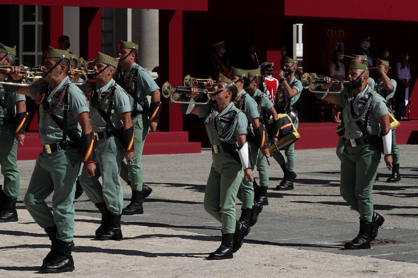 El acto del Día de la Fiesta Nacional, presidido por los reyes, se celebra en la plaza de la Armería del Palacio Real de Madrid. Felipe VI, la reina Letizia, la princesa Leonor y la infanta Sofía han sido recibidos por el presidente del Gobierno, Pedro Sánchez. En la plaza se encontraban todos los integrantes del Ejecutivo, salvo la titular de Exteriores, Arancha González Laya, incluido el vicepresidente segundo, Pablo Iglesias (que nunca había acudido a esta celebración) y el resto de ministros de Podemos. No ha faltado el presidente de la Comunitat, Ximo Puig, ni la de la Comunidad de Madrid, Isabel Díaz Ayuso