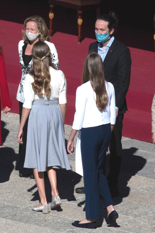 El acto del Día de la Fiesta Nacional, presidido por los reyes, se celebra en la plaza de la Armería del Palacio Real de Madrid. Felipe VI, la reina Letizia, la princesa Leonor y la infanta Sofía han sido recibidos por el presidente del Gobierno, Pedro Sánchez. En la plaza se encontraban todos los integrantes del Ejecutivo, salvo la titular de Exteriores, Arancha González Laya, incluido el vicepresidente segundo, Pablo Iglesias (que nunca había acudido a esta celebración) y el resto de ministros de Podemos. No ha faltado el presidente de la Comunitat, Ximo Puig, ni la de la Comunidad de Madrid, Isabel Díaz Ayuso