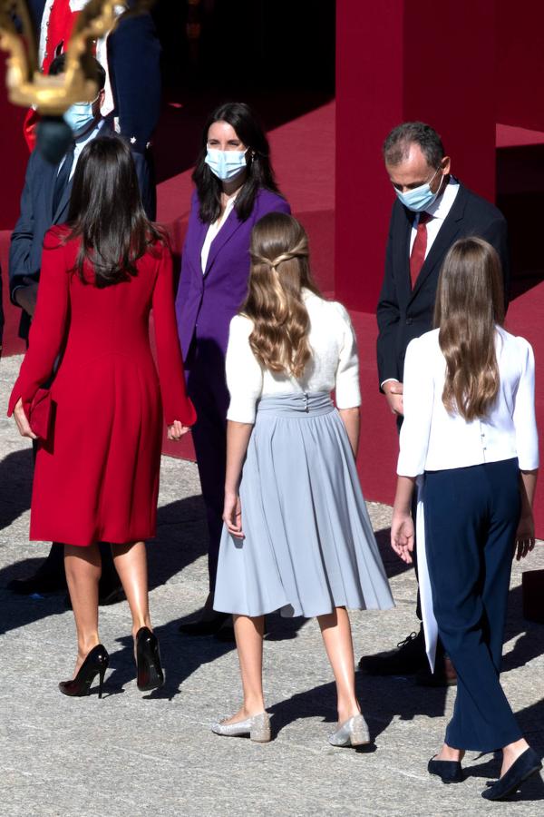 El acto del Día de la Fiesta Nacional, presidido por los reyes, se celebra en la plaza de la Armería del Palacio Real de Madrid. Felipe VI, la reina Letizia, la princesa Leonor y la infanta Sofía han sido recibidos por el presidente del Gobierno, Pedro Sánchez. En la plaza se encontraban todos los integrantes del Ejecutivo, salvo la titular de Exteriores, Arancha González Laya, incluido el vicepresidente segundo, Pablo Iglesias (que nunca había acudido a esta celebración) y el resto de ministros de Podemos. No ha faltado el presidente de la Comunitat, Ximo Puig, ni la de la Comunidad de Madrid, Isabel Díaz Ayuso