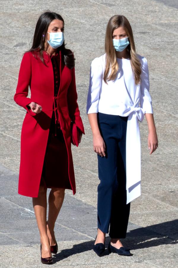 El acto del Día de la Fiesta Nacional, presidido por los reyes, se celebra en la plaza de la Armería del Palacio Real de Madrid. Felipe VI, la reina Letizia, la princesa Leonor y la infanta Sofía han sido recibidos por el presidente del Gobierno, Pedro Sánchez. En la plaza se encontraban todos los integrantes del Ejecutivo, salvo la titular de Exteriores, Arancha González Laya, incluido el vicepresidente segundo, Pablo Iglesias (que nunca había acudido a esta celebración) y el resto de ministros de Podemos. No ha faltado el presidente de la Comunitat, Ximo Puig, ni la de la Comunidad de Madrid, Isabel Díaz Ayuso