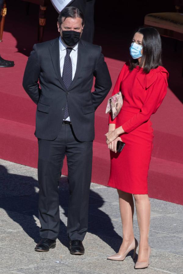 El acto del Día de la Fiesta Nacional, presidido por los reyes, se celebra en la plaza de la Armería del Palacio Real de Madrid. Felipe VI, la reina Letizia, la princesa Leonor y la infanta Sofía han sido recibidos por el presidente del Gobierno, Pedro Sánchez. En la plaza se encontraban todos los integrantes del Ejecutivo, salvo la titular de Exteriores, Arancha González Laya, incluido el vicepresidente segundo, Pablo Iglesias (que nunca había acudido a esta celebración) y el resto de ministros de Podemos. No ha faltado el presidente de la Comunitat, Ximo Puig, ni la de la Comunidad de Madrid, Isabel Díaz Ayuso