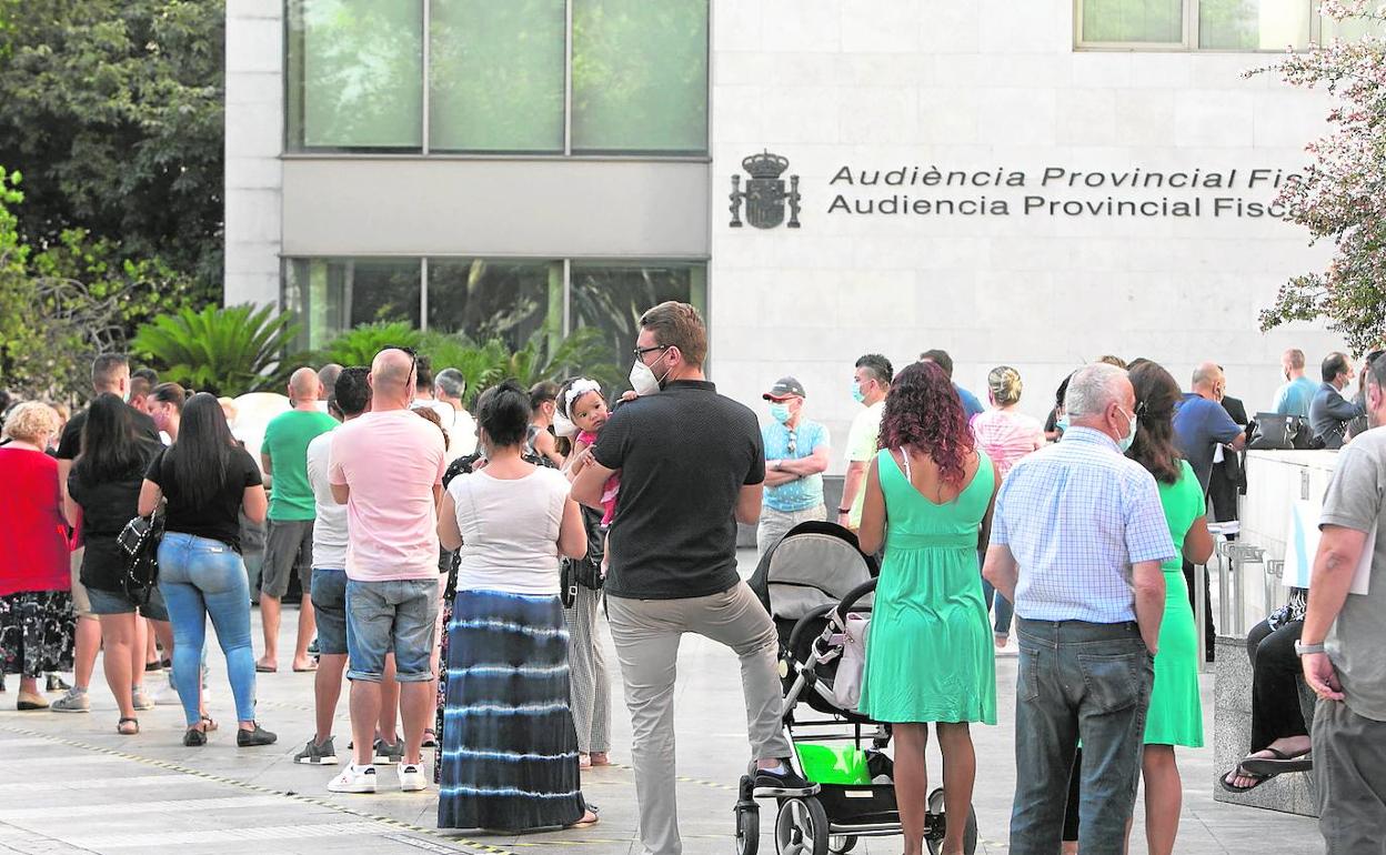 Colas en la entrada de la Ciudad de la Justicia tras retomarse la actividad judicial después del parón del confinamiento. 