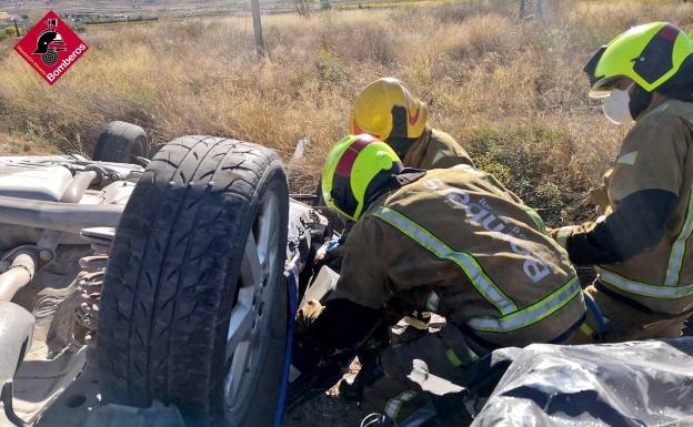 Los bomberos tratan de excarcelar el cuerpo sin vida de la joven. 