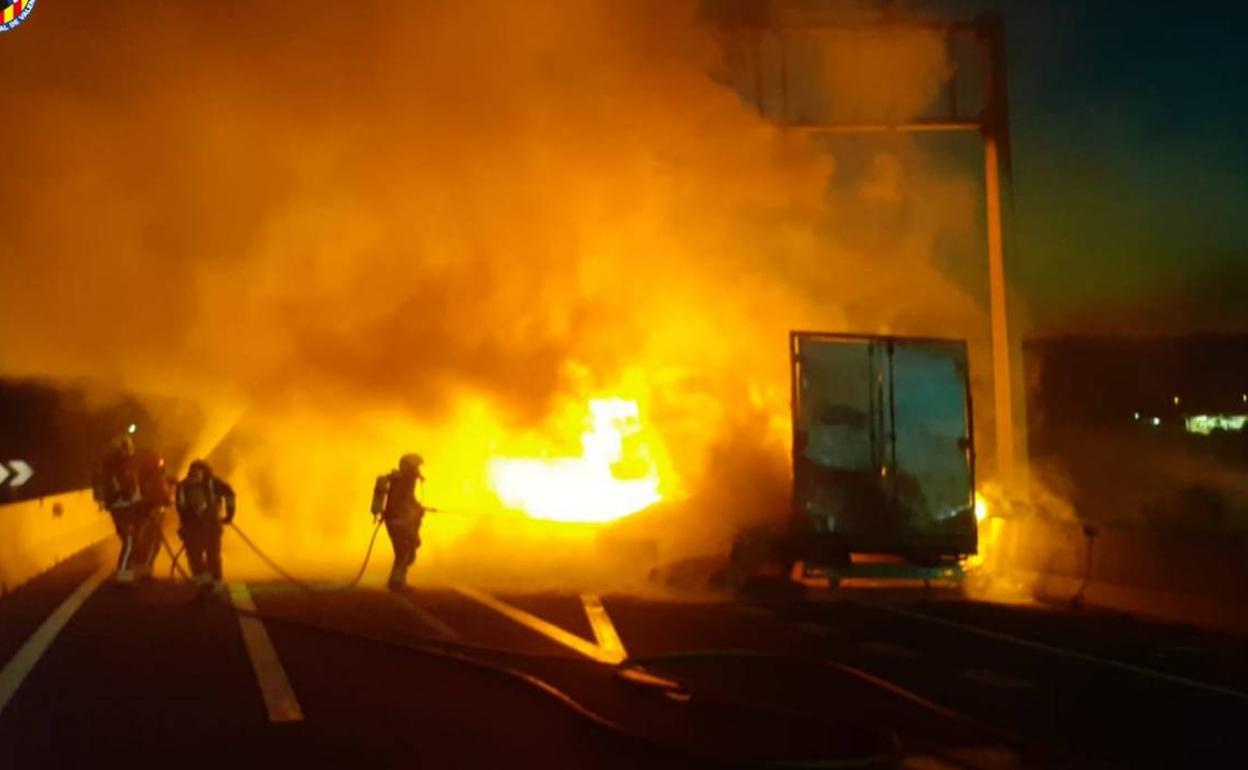 Los bomberos trabajan en la extinción del fuego