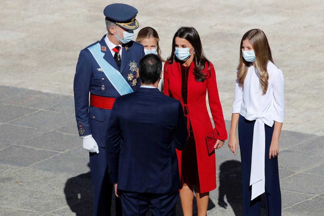 El acto del Día de la Fiesta Nacional, presidido por los reyes, se celebra en la plaza de la Armería del Palacio Real de Madrid. Felipe VI, la reina Letizia, la princesa Leonor y la infanta Sofía han sido recibidos por el presidente del Gobierno, Pedro Sánchez. En la plaza se encontraban todos los integrantes del Ejecutivo, salvo la titular de Exteriores, Arancha González Laya, incluido el vicepresidente segundo, Pablo Iglesias (que nunca había acudido a esta celebración) y el resto de ministros de Podemos. No ha faltado el presidente de la Comunitat, Ximo Puig, ni la de la Comunidad de Madrid, Isabel Díaz Ayuso