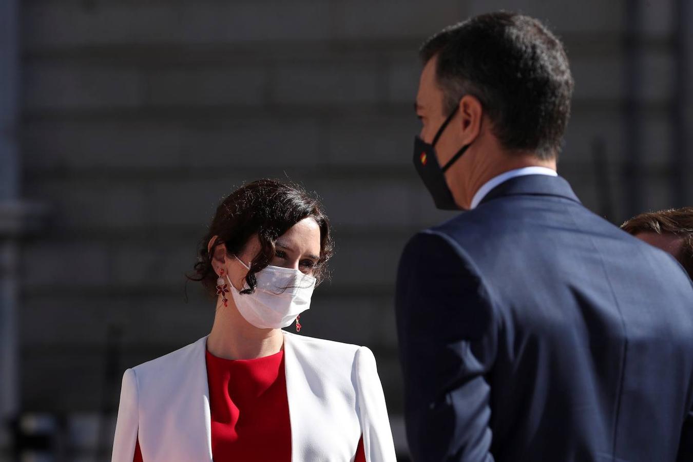 El acto del Día de la Fiesta Nacional, presidido por los reyes, se celebra en la plaza de la Armería del Palacio Real de Madrid. Felipe VI, la reina Letizia, la princesa Leonor y la infanta Sofía han sido recibidos por el presidente del Gobierno, Pedro Sánchez. En la plaza se encontraban todos los integrantes del Ejecutivo, salvo la titular de Exteriores, Arancha González Laya, incluido el vicepresidente segundo, Pablo Iglesias (que nunca había acudido a esta celebración) y el resto de ministros de Podemos. No ha faltado el presidente de la Comunitat, Ximo Puig, ni la de la Comunidad de Madrid, Isabel Díaz Ayuso