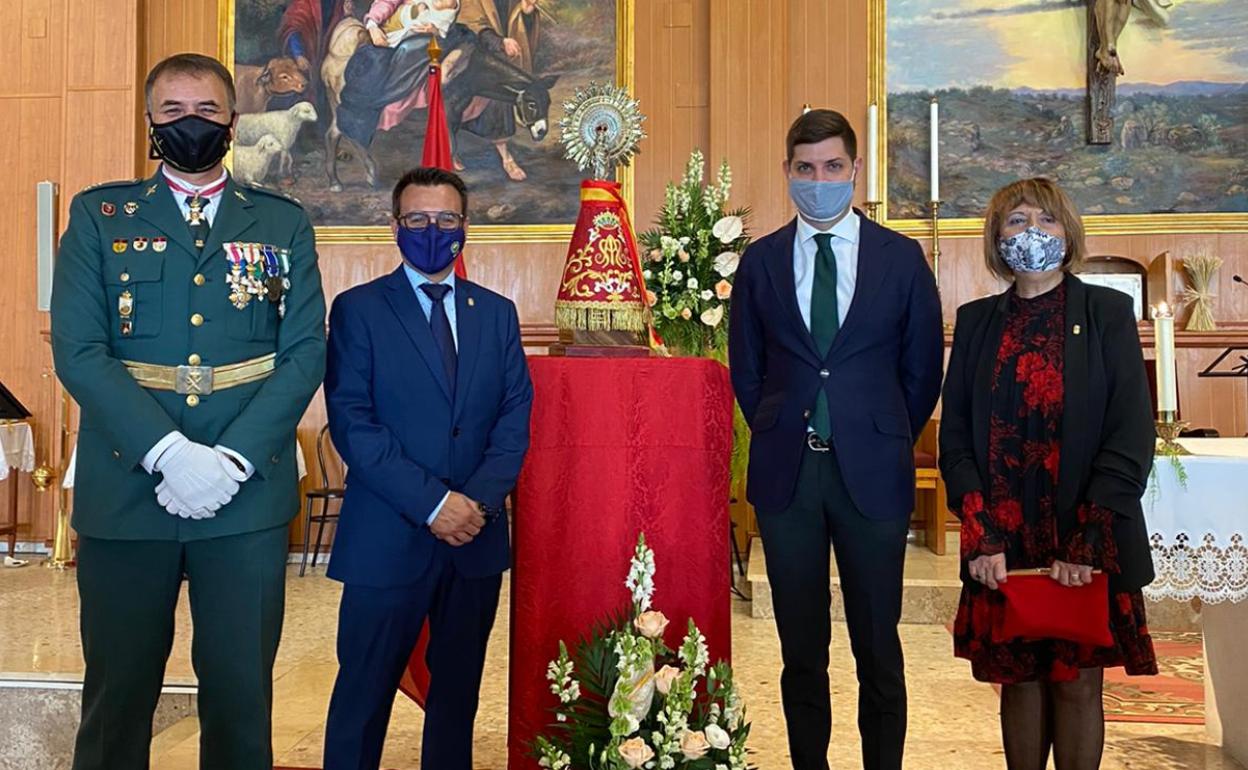 El capitán de la Guardia Civil de Gandia, José Manuel Recio, con los ediles Arnau, Prieto y Gil. 