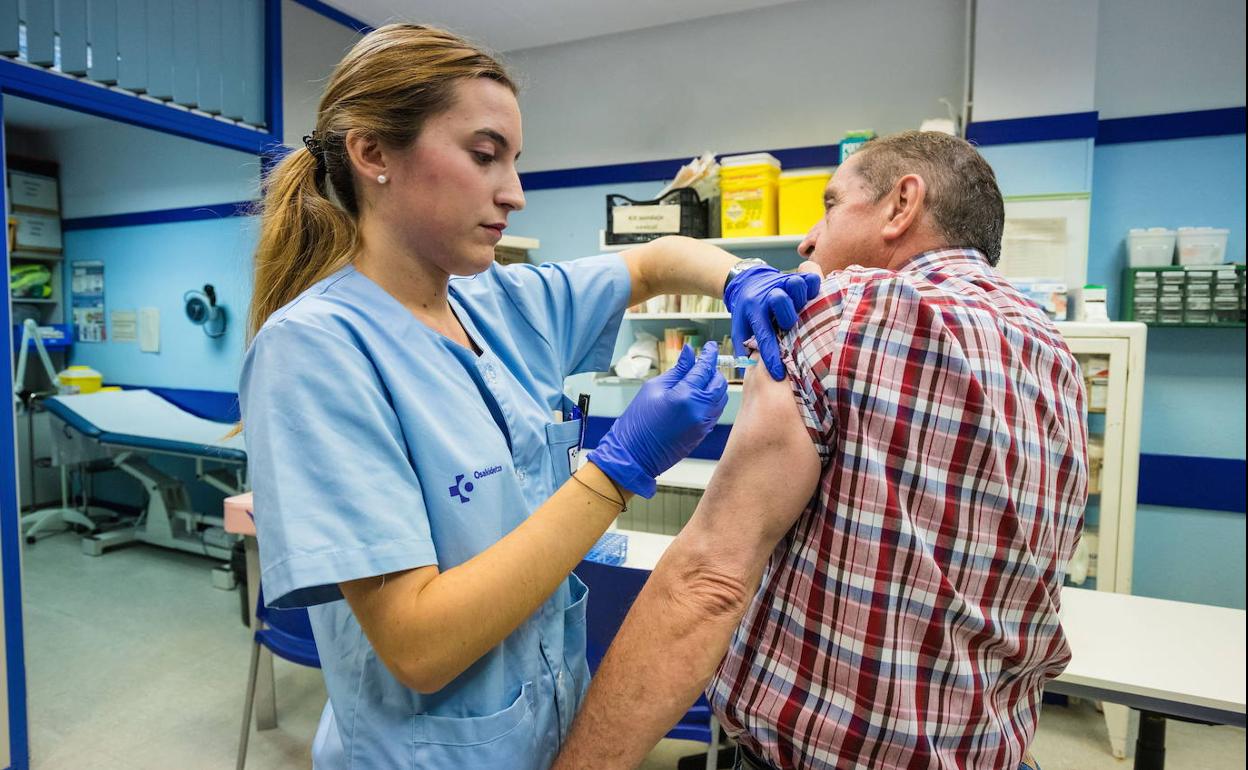 Un hombre se pone una vacuna en un centro de salud de Vitoria.