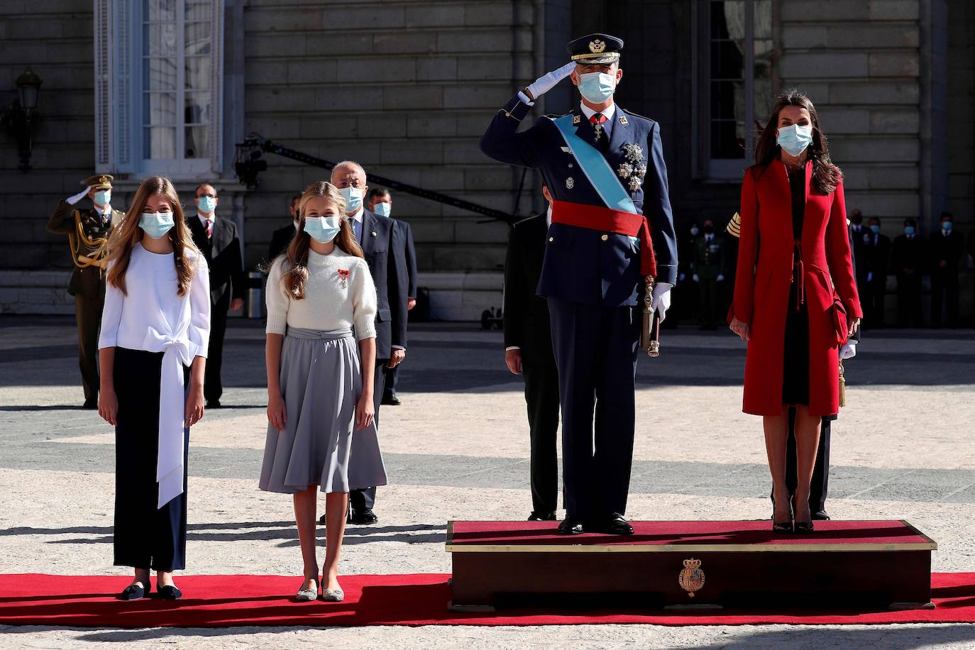 La Reina Letizia, la Princesa Leonor y la Infanta Sofía han sido también protagonistas en el acto de celebración del Día de la Fiesta Nacional, celebrado este lunes en la plaza de la Armería del Palacio Real de Madrid. Doña Letizia ha rescatado un sobrio dos piezas de Felipe Varela que lleva en su ropero desde hace años, formado por un vestido de terciopelo con botones y un abrigo recto en crepe que se abrocha con pequeños lazos. La Princesa Leonor, que a finales de este mes cumplirá 15 años, ha sorprendido con una falda abullonada y un cuerpo con mangas de farol, en tonos pastel. Su hermana, la Infanta Sofía, mucho más sobria, ha estrenado este 12-O un pantalón ancho y una camisola con gran lazada. 