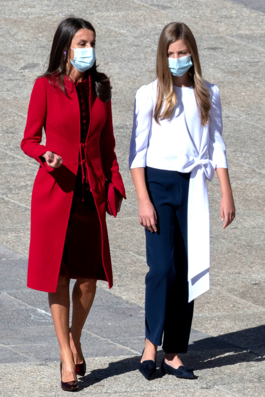 La Reina Letizia, la Princesa Leonor y la Infanta Sofía han sido también protagonistas en el acto de celebración del Día de la Fiesta Nacional, celebrado este lunes en la plaza de la Armería del Palacio Real de Madrid. Doña Letizia ha rescatado un sobrio dos piezas de Felipe Varela que lleva en su ropero desde hace años, formado por un vestido de terciopelo con botones y un abrigo recto en crepe que se abrocha con pequeños lazos. La Princesa Leonor, que a finales de este mes cumplirá 15 años, ha sorprendido con una falda abullonada y un cuerpo con mangas de farol, en tonos pastel. Su hermana, la Infanta Sofía, mucho más sobria, ha estrenado este 12-O un pantalón ancho y una camisola con gran lazada. 