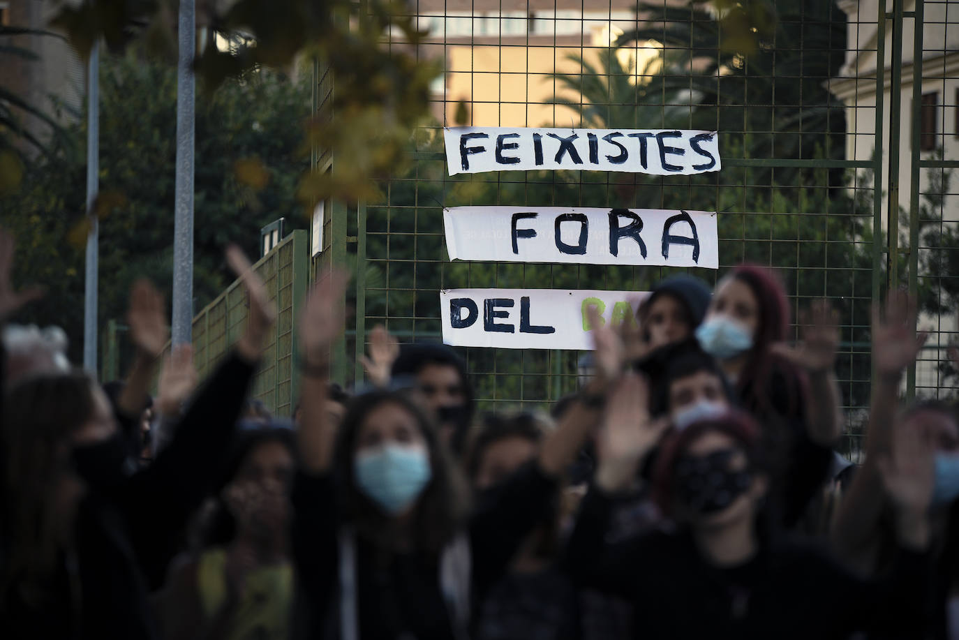 Un fuerte dispositivo policial rodeó ayer el barrio de Benimaclet para evitar el encuentro de dos manifestaciones de ideología contraria convocadas en esta zona de la ciudad con motivo de la festividad del 12 de octubre.