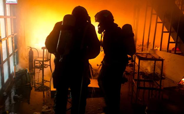 Imagen principal - Los bomberos trabajan en la fábrica abandonada de Vila-real.