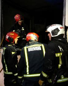 Imagen secundaria 2 - Los bomberos trabajan en la fábrica abandonada de Vila-real.