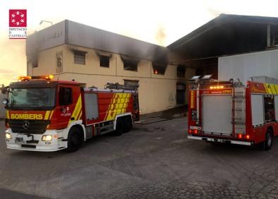 Imagen secundaria 1 - Los bomberos trabajan en la fábrica abandonada de Vila-real.