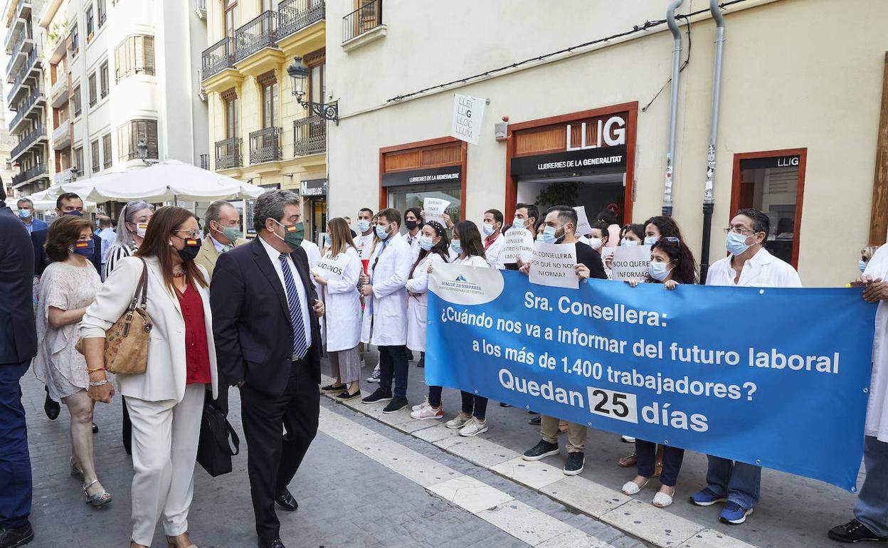 El comité de empresa del Hospital de Torrevieja se manifestó días atrás en las inmediaciones del Palau de la Generalitat para exigir seguridad sobre su futuro laboral. 