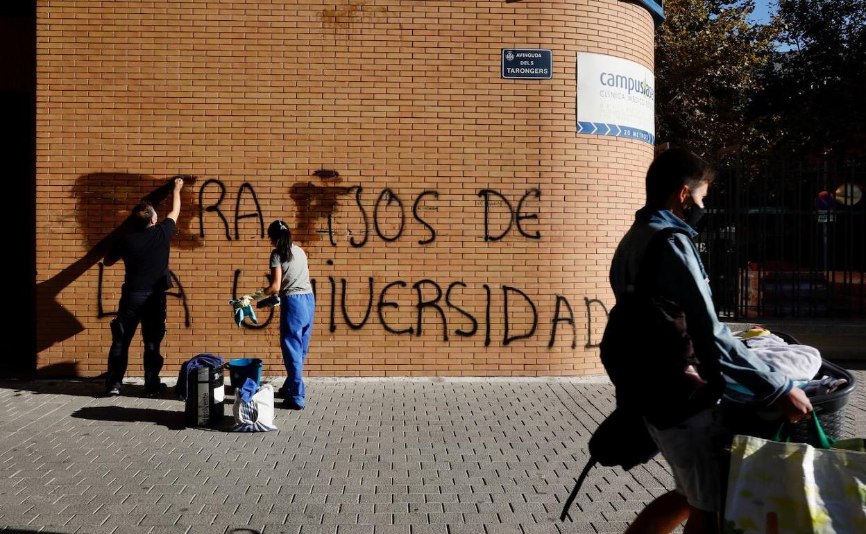 Fachada del Galileo Galilei con las pintadas 