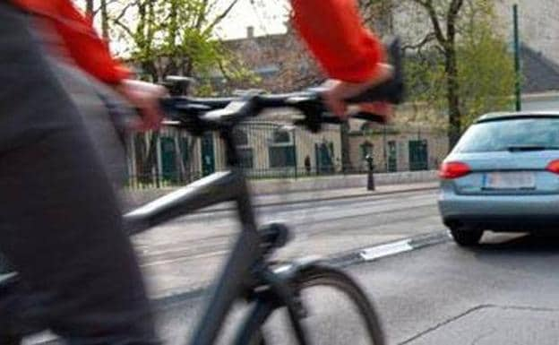 La curiosa técnica que propone la Guardia Civil para evitar impactos con ciclistas o motoristas