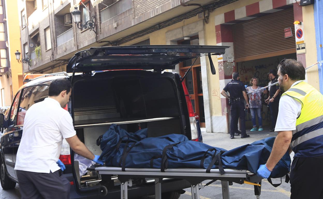 La víctima, Antonio Navarro, introducido en el furgón fúnebre tras el crimen en agosto de 2017. 