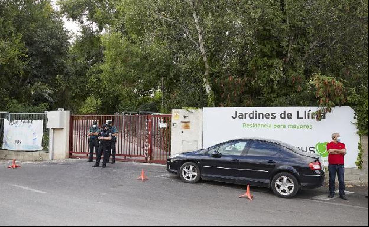 Agentes de la Guardia Civil controlan el acceso a la residencia de Llíria, el pasado mes de septiembre.