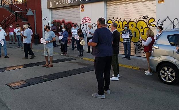 Galería. Los vecinos se concentran a las puertas del tanatorio. 
