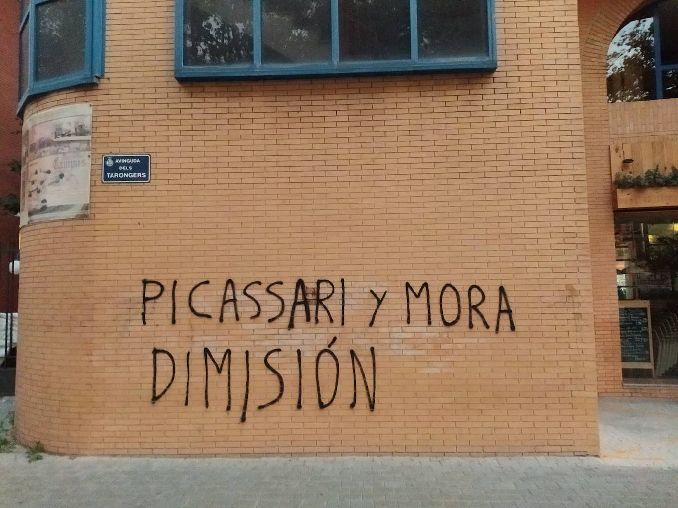 Pintadas en la fachada del colegio mayor Galileo Galilei de Valencia