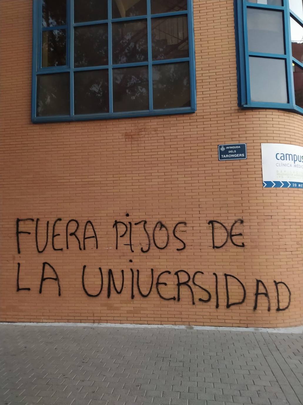 Pintadas en la fachada del colegio mayor Galileo Galilei de Valencia