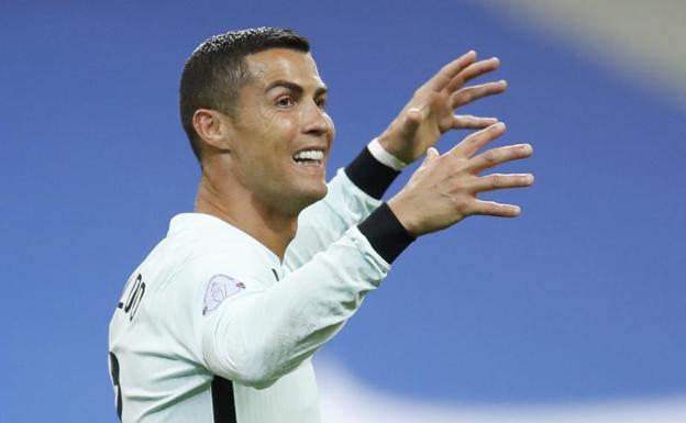 Cristiano Ronaldo | Cristiano Ronaldo ha dado positivo por coronavirus, según ha informado la Federación Portuguesa de Fútbol (FPF). El delantero de la Juventus, de 35 años, abandonará la concentración de la selección lusa. Tras conocerse el positivo del exfutbolista del Real Madrid, el resto de jugadores de la selección de Portugal se sometieron a pruebas este martes y todos los resultados fueron negativos.