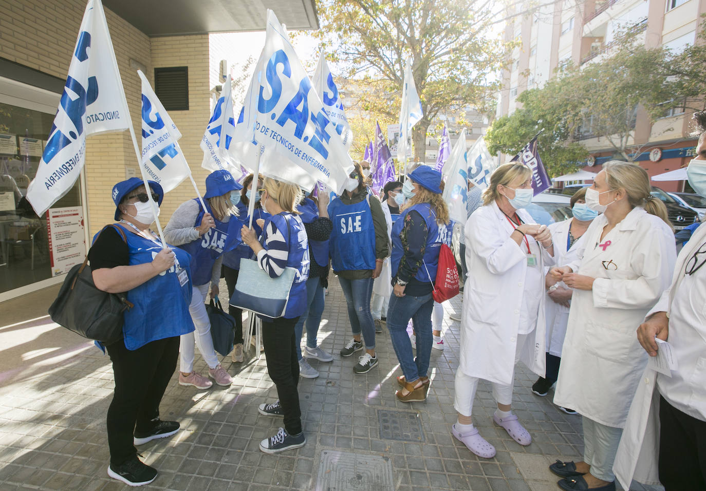 Concentración de sindicatos médicos frente a un centro de salud de Valencia